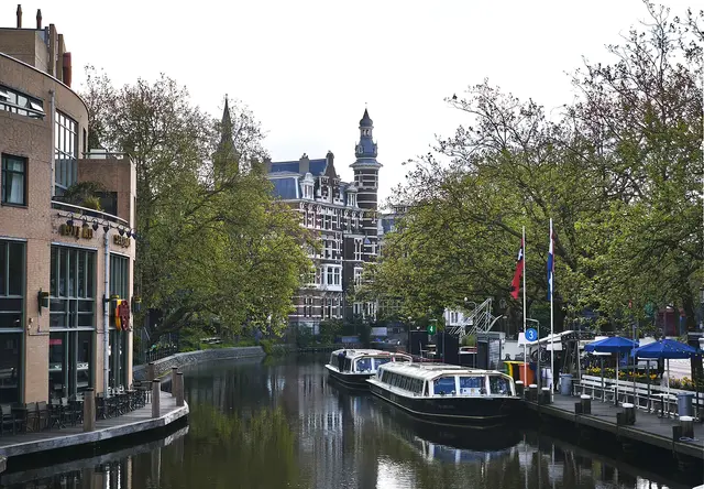 In Amsterdam: Mit diesen Booten geht es los zur Grachtenfahrt. | Foto: Shima Mahi