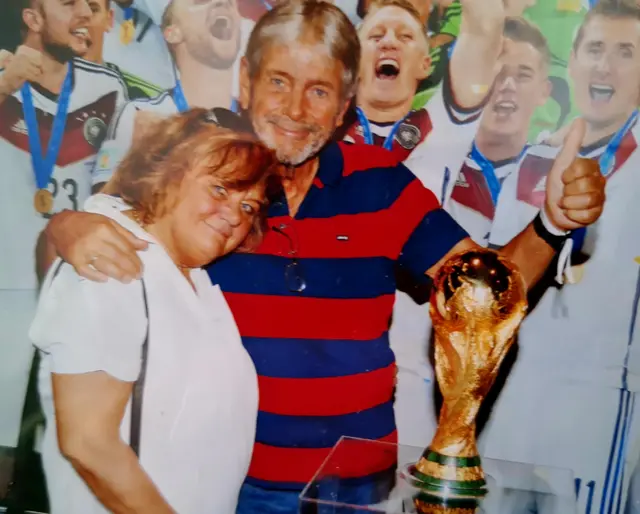 Nicht anfassen nur gucken hieß es im Fußball-Museum in Dortmund für LKer.Da stand er nun der Pokal der Fußball ⚽️ Herzen höher schlagen ließ. 
Foto:
Fotograf LK
Nutzung erlaubt. 