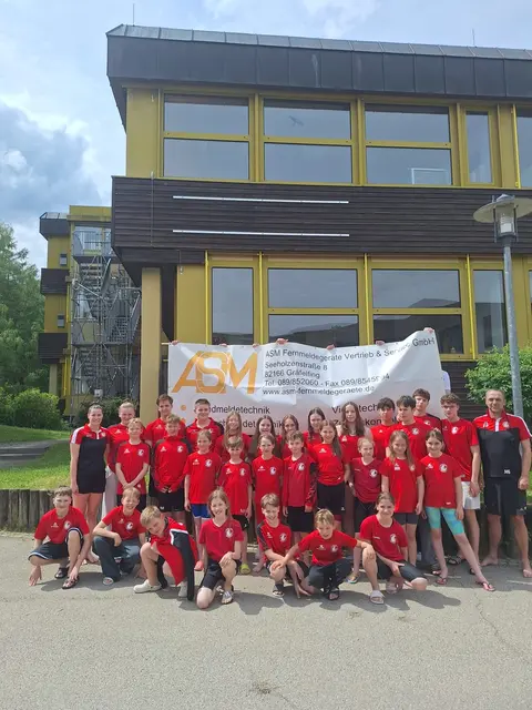 Unsere Schwimmerinnen und Schwimmer mit Trainer Mirko Golczyk und Trainerin Samantha Borkowski.