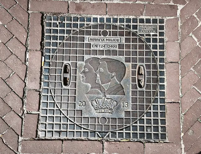 Ein Kanaldeckel ist dem Königspaar gewidmet. | Foto: Shima Mahi
