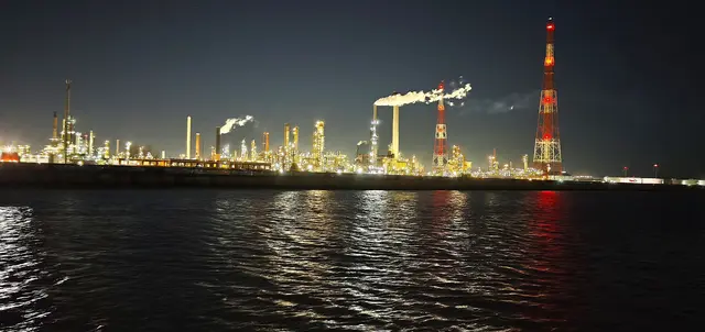Lichter in der Dunkelheit: Auf der Rückfahrt in die Niederlande kamen wir an dieser prächtig funkelnden Raffinerie vorbei. | Foto: Shima Mahi