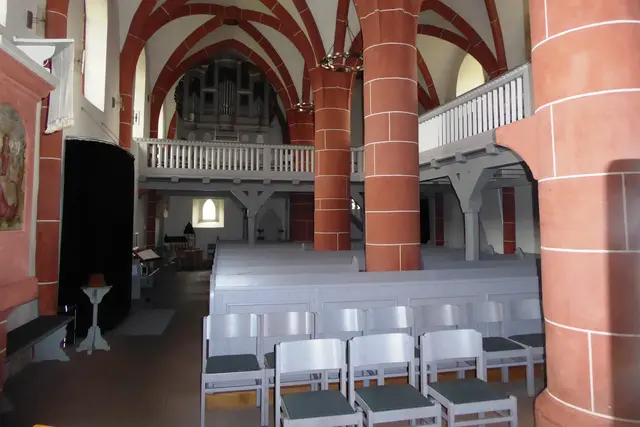 Blick vom Chor zur Orgel.