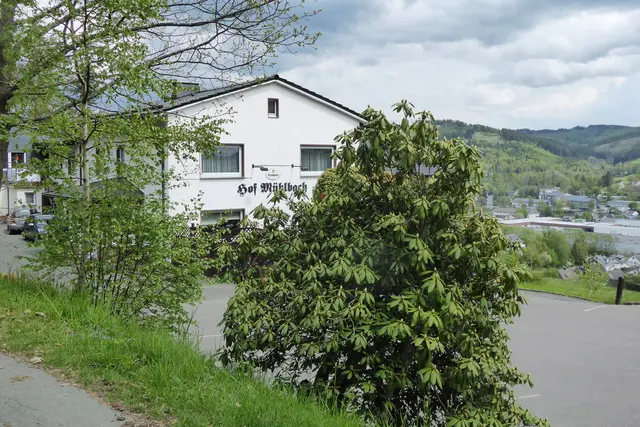 Das Cafe Hof Mühlbach lädt zur Ausschau und Einkehr ein.