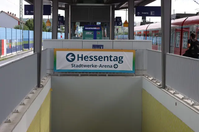Auch einen Tag nach dem Hessentag zeigte ein Wegweiser am Bahnhof den Weg zum Hessentag an.