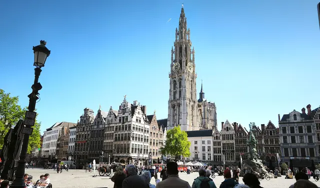Großzügiger Platz in Antwerpen | Foto: Shima Mahi