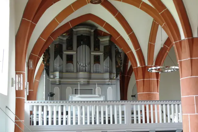 Die Orgel auf der Empore.