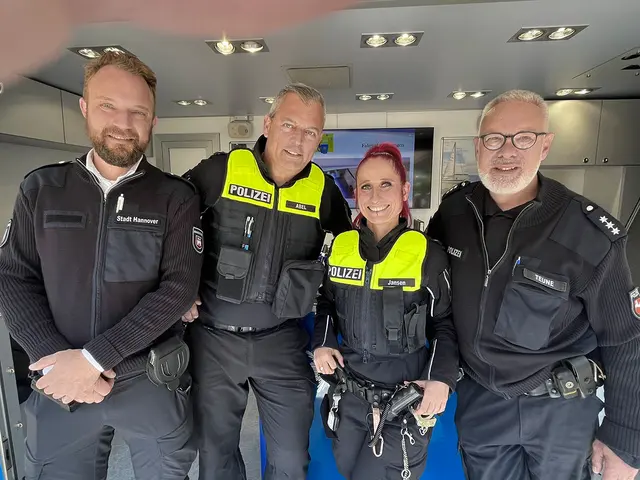 Polizei und städtischer Ordnungsdienst standen auf dem Döhrener Wochenmarkt zu Geprächen bereit.