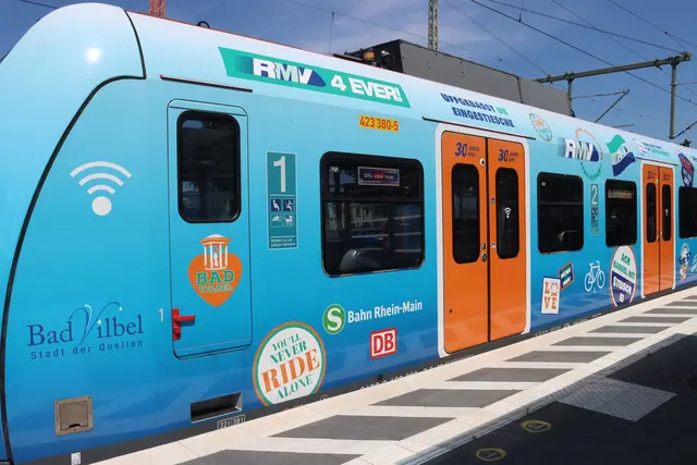 Die blaue S-Bahn "30 Jahre RMV" mit Name Bad Vilbel in Bad Vilbel