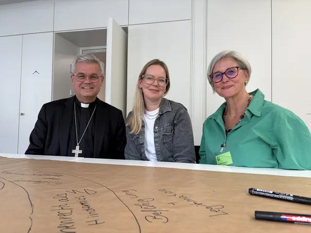 Paderborner Erzbischof Dr. Udo Markus Bentz, die Referentin im Bereich Kirchenentwicklung im Bistum Münster, Daniela Kornek und die Bundesgeschäftsführerin der Katholischen Landvolkbewegung Deutschland sprechen mit interessierten Teilnehmenden des 104. Katholikentags in Würzburg über die Entwicklung von Kirche im ländlichen Raum. | Foto: Foto: Bischöfliche Pressestelle / Lara Bergjohann