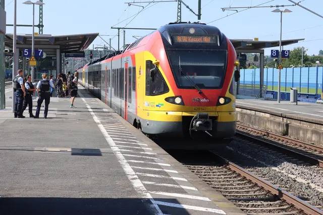 Der RE98 hält wegen des Hessentags in Bad Vilbel. Der RE99 übrigens auch - er hängt hinten am RE98 dran.