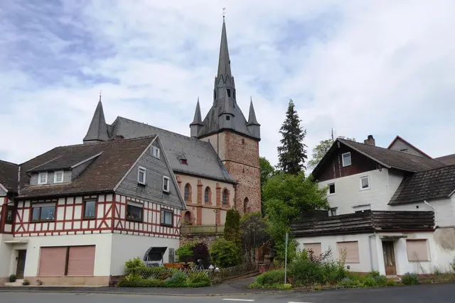 Blick zur Kirche aus der Bachstraße.