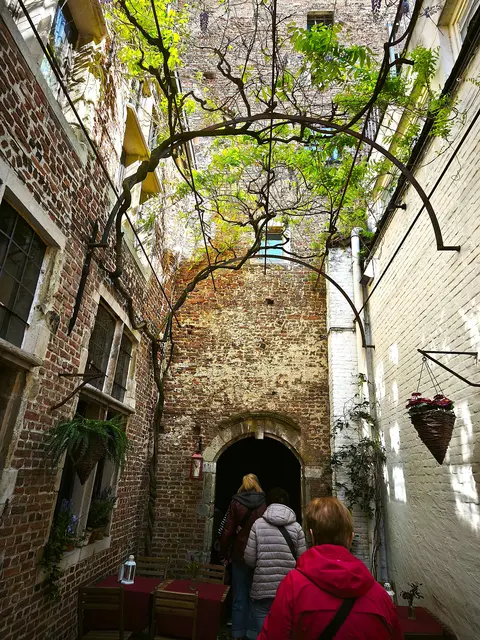 In einer engen Gasse | Foto: Shima Mahi