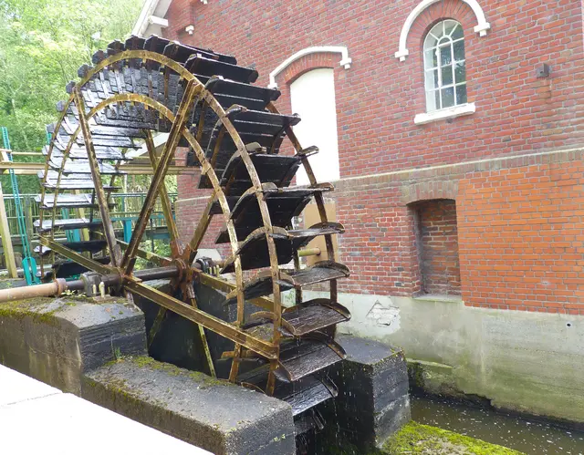 
Das Mühlrad wurde 2007 von Auszubildenden 
der Thyssen-Krupp Steel AG gebaut