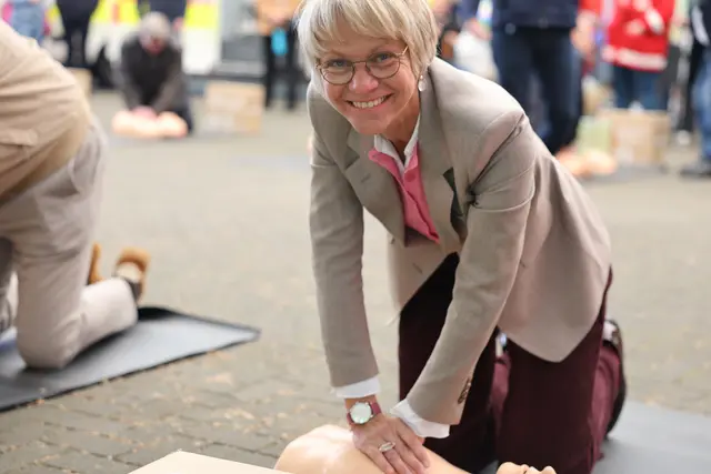 NRW-Schulministerin Dorothee Feller in Aktion bei einer Reanimationsübung | Foto: Claudia Zebandt / DRK-Landesverband Westfalen-Lippe