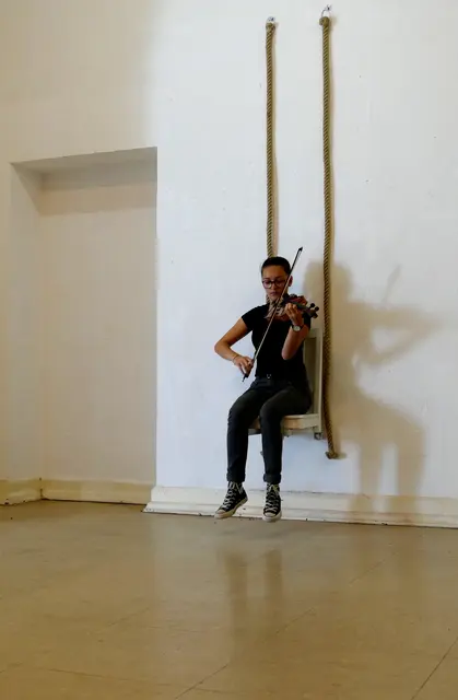 Wärend der Einweihung der Installation von Dini Thomsen im Kunstlabor ARTOLL spielte diese junge Frau Geige