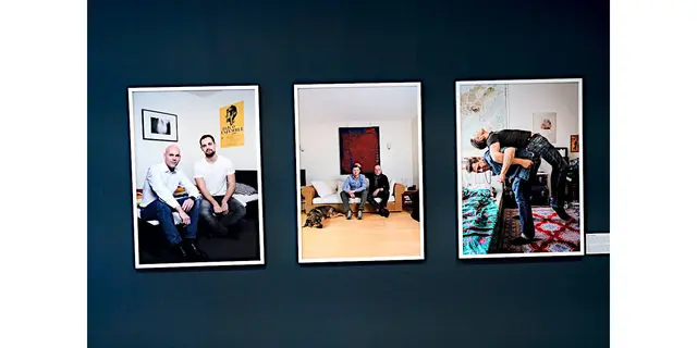 Bilder zu "Väter und Söhne"

Bild aus dem Artikel: „Fotografie Ausstellung. zwischen.menschlich. Fotografie von Jörg Meier – neue Ausstellung in der Städtischen Galerie Iserlohn.“ in myheimat.