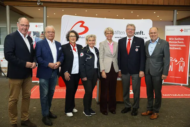(v.li.) Stefan-Oliver Strate (Bürgermeister Paderborn), Prof. Dr. Bernd W. Böttiger (DRK-Bundesarzt), Nilgün Özel (Vizepräsidentin DRK-Landesverband Westfalen-Lippe), Tanja Knopp (Landesrotkreuzleiterin), Dorothee Feller (Ministerin für Schule und Bildung des Landes Nordrhein-Westfalen), Jürgen Christmann (Vizepräsident Deutsches Rotes Kreuz), Christoph Rüther (Landrat Kreis Paderborn) | Foto: Claudia Zebandt / DRK-Landesverband Westfalen-Lippe