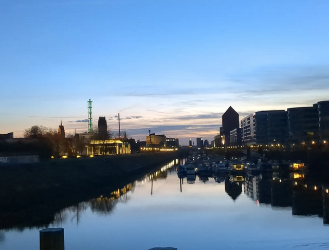 Innenhafen Duisburg zur blauen Stunde | Foto: Astrid Günther