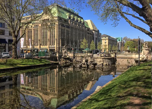 Nordende mit Blick auf Tritonengruppe und das Jugendstil-Kaufhaus Tietz von Josef Maria Olbrich (1909). Der jüdische Eigentümer wurde 1933 enteignet, das Warenhaus von der Kaufhof AG gekauft, heute "Kaufhof an der Kö".  | Foto: copyright Margot Klütsch