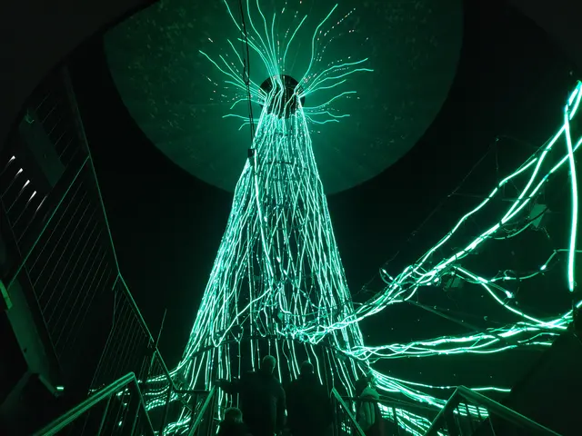 Beeindruckende Lichtskulptur. Ein einfaches Foto kann die Wirkung dieses Gesamtkunstwerks aus Form, Licht, Bewegung und Musik allerdings nicht ansatzweise wiedergeben.