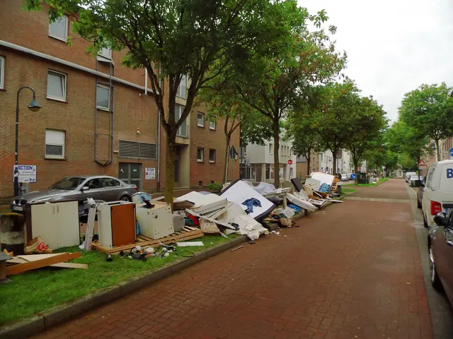 Innenstadt Wesel, Beguinenstraße (aus anderer Perspektive fotografiert, die gesamte Länge des Sperrmülls ist fotografisch nicht einzufassen.
Sachstand: So., 17.05.2026, 16:39 Uhr | Foto: Siegmund Walter, 17.05.2026, 16:39 Uhr