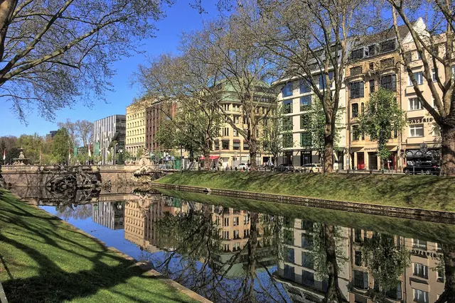Nordende mit Blick auf Tritonengruppe und Schalenbrunnen auf dem Corneliusplatz. | Foto: copyright Margot Klütsch