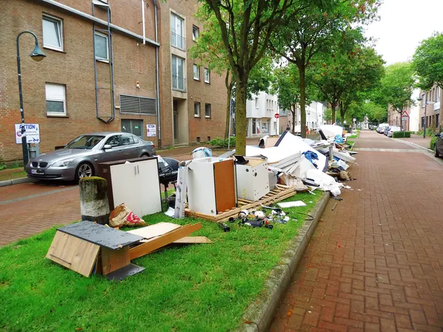 Sperrmüll (Teilansicht) in der Innenstadt Wesel, Beguinenstraße auf begrünten Straßenmittelstreifen.
Sachstand: So., 17.05.2026, 16:38 Uhr | Foto: Siegmund Walter, 17.05.2026, 16:38 Uhr