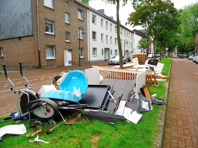 Sperrmüll (Teilansicht) in der Innenstadt Wesel, Beguinenstraße auf begrünten Straßenmittelstreifen.
Sachstand: So., 17.05.2026, 16:43 Uhr | Foto: Siegmund Walter, 17.05.2026, 16:43 Uhr