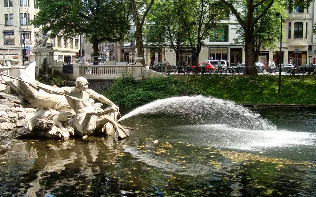 Friedrich Coubillier: Tritonengruppe (1902) am Nordende des Kö-Grabens. Der Meeresgott kämpft mit einem riesigen Fisch.  | Foto: copyright Margot Klütsch