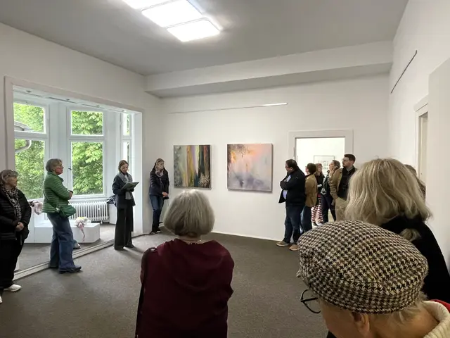 Eine der zahlreichen Führungen durch die Werkschau der GEDOK-Künstlerinnen am Internationalen Museumstag in der Ruhrtalstadt Mülheim - Einführung von Dr. Jutta Höfel vor Werken von Daniela Werth aus der Werkreihe "clos uo for" 100 x 100 cm Öl auf Leinwand