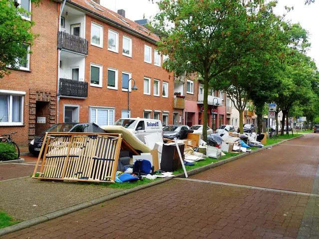 Sperrmüll (Teilansicht) in der Innenstadt Wesel, Beguinenstraße auf begrünten Straßenmittelstreifen.
Sachstand: So., 17.05.2026, 16:36 Uhr | Foto: Siegmund Walter, 17.05.2026, 16:36 Uhr