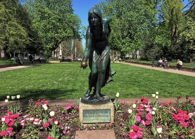 Walter Schott: Kugelspielerin/Ballwerferin (1897), Blumengarten am Südende der Königsallee.   | Foto: copyright Margot Klütsch