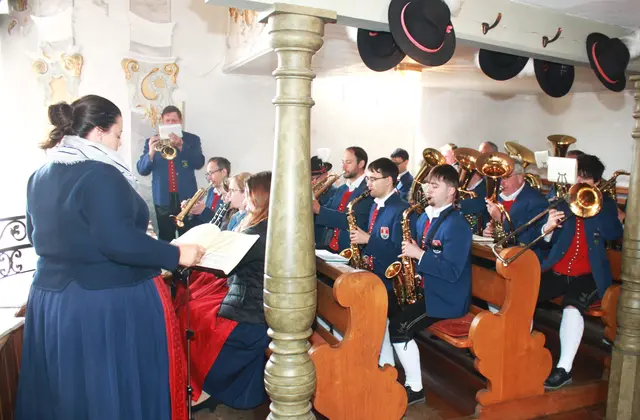 Musikalisch wurde das Jubiläum von der Musikapelle Erlingen gestaltet | Foto: Peter Heider