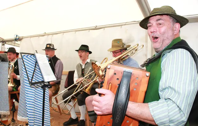 Die Gruppe LechBlech sorgte mit zünftiger Tanzl- und Wirtshausmusik für prächtige Stimmung im Festzelt. | Foto: Peter Heider