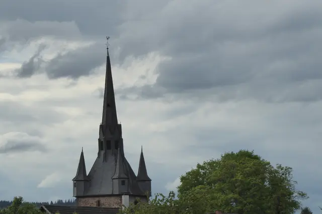 Die Kirchturmhaube mit Spitzdach und Wichhäuschen. 