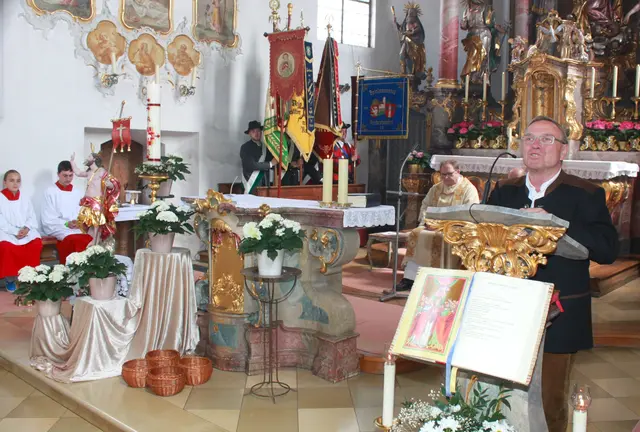 Meitingens dritter Bürgermeister Rudi Helfert ließ den Bau  der Erlinger St. Martinskapelle im Rahmen des Jubiläumsgottesdienst in der St. Klemenskirche ausführlich Revue passieren | Foto: Peter Heider