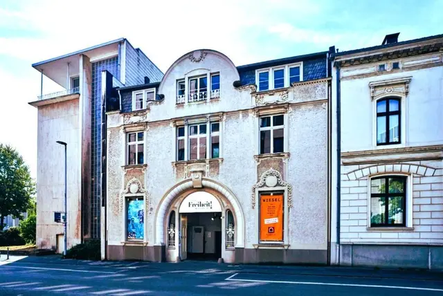 Die Villa Artis in Mülheim an der Ruhr (Ruhrstraße 3 / Ecke Delle) beherbergt das MMKM Museum Moderne Kunst Mülheim ÖPNV "MH-Stadtmitte" NAVI & PARKEN: "Delle" oder "CASINO" EINTRITT & FÜHRUGNEN:  "stets frei - Gäste willkommen!"