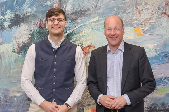 Landrat Martin Sailer begrüßt Lorenz Noppinger (links), den neuen Leiter der Stabsstelle Beteiligungsmanagement im Landratsamt Augsburg.  | Foto: Julia Pietsch