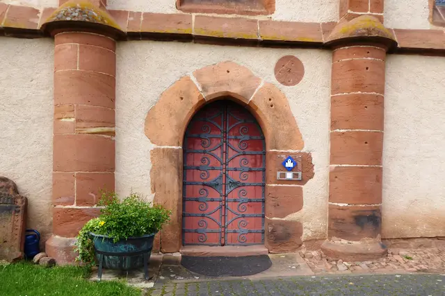 Das Südportal mit der Sonnenuhr.