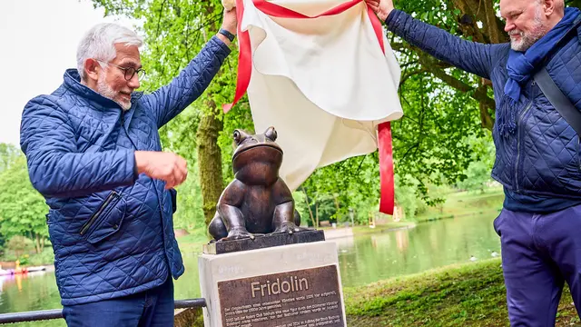 Frosch Fridolin kehrt in den Stadtpark zurück  | Foto:  Stadt Bochum Dennis Yenmez
