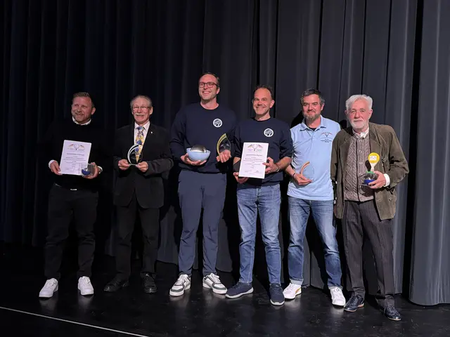 Die Sieger der Deutschen Meisterschaft im Ballonfahren (von links): Sebastian Eimers, Willi Eimers, Benedict Munz, Mathias Schlegel, Martin Schwingenstein, Florian Schwingenstein | Foto: Stadt Gersthofen