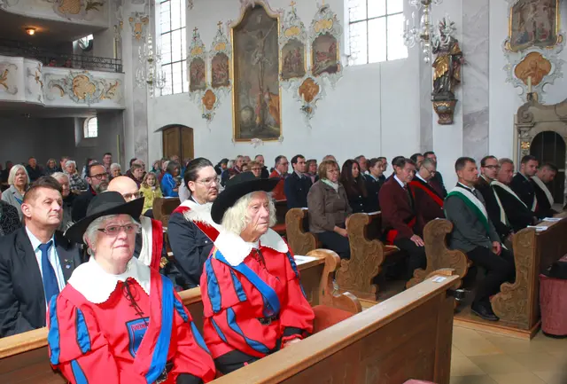 Zahlreiche  Bürgerinnen und Bürgern der Marktgemeinde sowie Fahnenabordnungen der Ortsvereine nahmen am Weihejubiläum in Herbertshofen teil. | Foto: Peter Heider