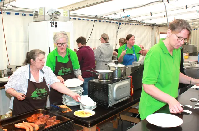 Viel Lob für das deftige Speisenangebot  aus der Pfanne, dem Topf oder vom Grill erntete das Küchenteam. Die Kesselfleischplatte war wie in allen Jahren zuvor wieder ein Renner. | Foto: Peter Heider