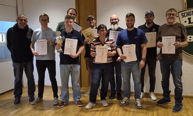 v.l.n.r.: Anton Kraus (Dorfgemeinschaft), Valentin Eberle (Ministranten), Linus Eser (Jugendfeuerwehr), Florian Schmidberger (Feuerwehr), Bernhard Kraus (Soldatenkameradschaft), Martha Kraus (Pfarrgemeinderat/KV), Chrsitain Stock (Talatta), Peter Miller (Faschingshaufa), Chris Ruby (Stammtischfreunde) und Günther Wolff (Obst- und Gartenbauverein) | Foto: Christian Kratzl