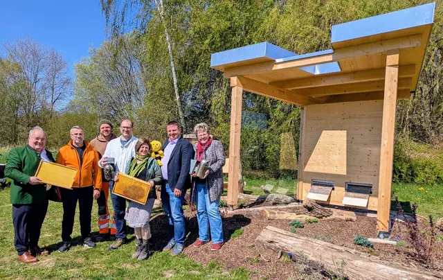 Stadtbergens Erster Bürgermeister Paulus Metz freut sich zusammen mit Faik Kalanderi und Silvio Schrader (Bauhof Stadtbergen), Sebastian Brenner (Imker), Claudia Günther (Klimaschutzmanagerin), Zweitem Bürgermeister Michael Smischek und Dritter Bürgermeisterin Martina Bauer (von links nach rechts) über den neuen Bienenfernseher an der Streuobstwiese in Stadtbergen. | Foto: Martin Bruckmeier, Stadt Stadtbergen