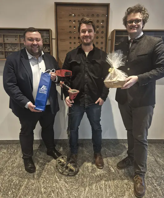 Dank „Schatzsucher“ Andreas Copp und dem Regionalbudget können die Bürger nun im Rathaus einen Blick in die Vergangenheit werfen. Bürgermeister Bernhard und 3. Bürgermeister Lenzgeiger waren bei der Eröffnung bereits von der Fundvielfalt begeistert.
