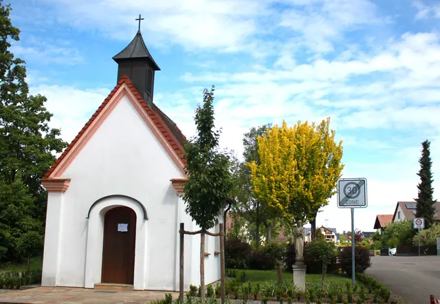 Im Mai 1995 wurde die Kapelle, ein Gemeinschaftswerk der Erlinger Verein  am Friedhof feierlich geweiht. | Foto: Peter Heider