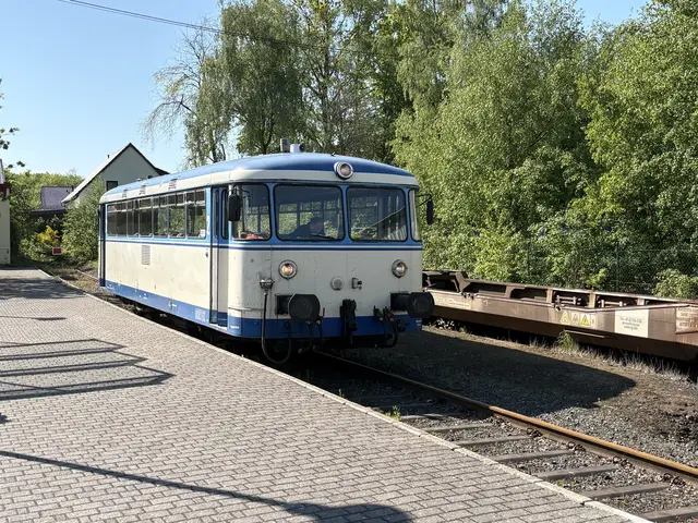 Kasbachtalbahn ( diese fährt in der Regel nur am Wochenende und an Feiertagen) Fahrplan beachten