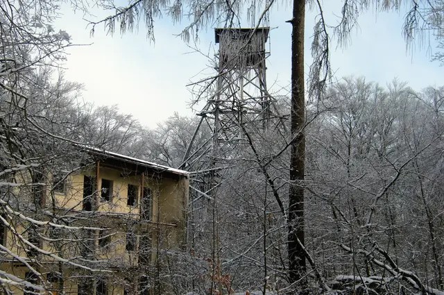 Bettenhaus und Aussichtsturm Viktorshohe im Jahre 2012