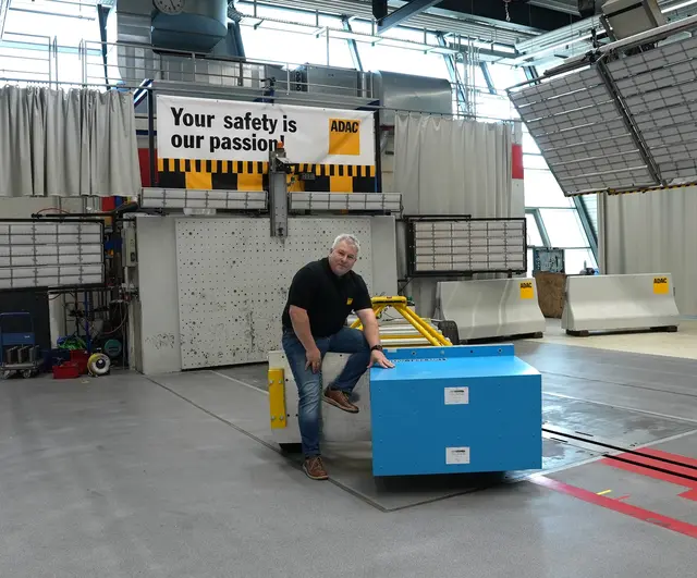 Die blaue Crashtest-Barriere hat Volker Sandner (Bild) vom ADAC Technik Zentrum maßgeblich entwickelt.  | Foto: ADAC/Karin Leisner